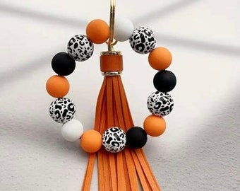 Bracelet orné de perles orange brûlé