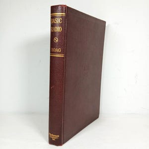 Puede incluir: Un libro antiguo de tapa dura titulado "Basic Radio" de Hoag. El libro tiene una cubierta de color burdeos oscuro con letras doradas en el lomo. El libro está en buen estado y parece bien conservado.