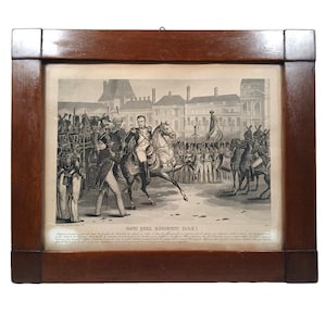 Könnte beinhalten: Ein gerahmter schwarz-weißer Lithografie-Druck, der eine historische militärische Szene mit einer zentralen Figur zu Pferd, umgeben von uniformierten Soldaten, zeigt. Der Text DANS QUEL RÉGIMENT SIRE! steht unten im Bild.