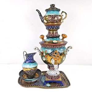 Samovar persa antiguo en miniatura pintado a mano: decoración de latón para té y café