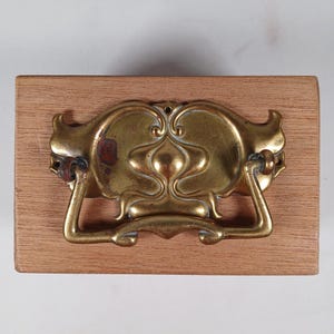 Poignée de tiroir ancienne Art nouveau en laiton, motif floral, béquille tombante, 1890-1910, quincaillerie d'armoire, meubles victoriens, poignée Restauration