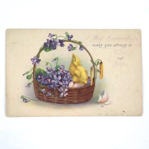 Cartão postal antigo de Páscoa, pintinho fofo recém-nascido em uma cesta de flores, 1907-1915