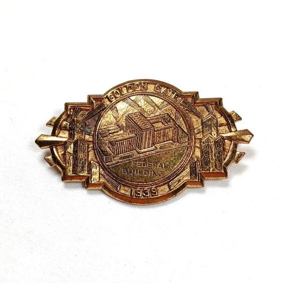 1939 Golden Gate International Exposition Brass Pinback Features Federal Bldg