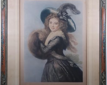 Può includere: Ritratto antico di una donna con un abito scuro e un grande cappello con una piuma. Il ritratto è in una cornice di legno decorativa con un motivo floreale. La donna indossa una stola di pelliccia.