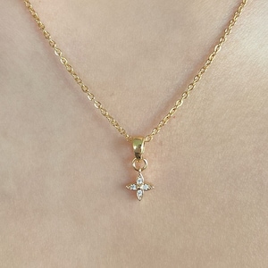 Tiny Gold Clover Necklace Luxury Blossom Flower Necklace Hypoallergenic 18k Gold Small Floral Necklace Gold Dainty Flower Necklace