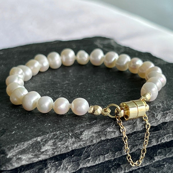 Bracelet de perles d'eau douce naturelles, perles de culture nouées avec fermoir magnétique en or 18 carats pour cadeau de demoiselle d'honneur bijoux minimalistes pour mariage