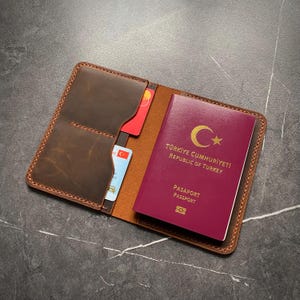 Leder Passport Cover, personalisierte Passport Brieftasche - Einzigartiges Reise-Accessoire, ideales Reisegeschenk für Sie und Ihn
