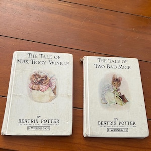 Peut inclure: Deux livres pour enfants vintage de Beatrix Potter.  "The Tale of Mrs. Tiggy-Winkle" représente un hérisson portant une robe et un tablier.  "The Tale of Two Bad Mice" représente une souris portant une robe et tenant une brosse. Les deux livres portent la mention "The original and authorized edition" et sont publiés par F. Warne & Co.