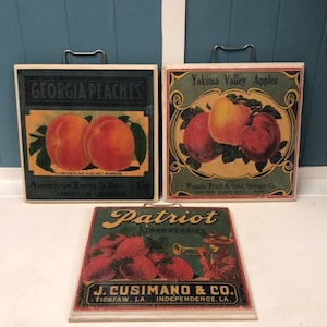 Lot von 3 VTG &#39;00-&#39;01 Obstkistenetiketten auf Holz Äpfel Erdbeeren Pfirsiche USA