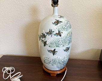 Vtg Beautiful Chinese famille rose porcelain vase Lamp Flying Birds