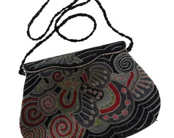 Bolsa de festa vintage transversal com miçangas, estampa floral abstrata em espiral, nas cores preto, vermelho e prata.