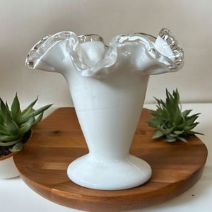 Vintage Fenton Silver Crest weißer Sockel 4 ”Rüschenrand Vase Milchglas