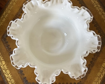 Ciotola vintage Fenton in vetro bianco latte, pizzo spagnolo con stemma argentato, bordo arricciato