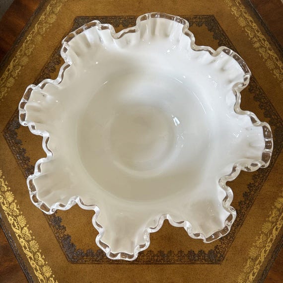 フェントン蓋付きミルクガラス フェントン蓋付きミルクガラス