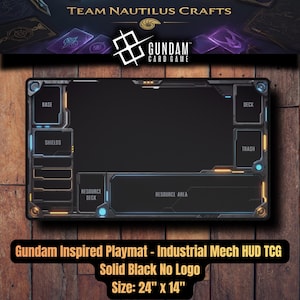 Puede incluir: Un tapete de juego rectangular negro para el juego de cartas Gundam que mide 61 cm por 36 cm. La superficie presenta un diseño de HUD de meca industrial impreso con zonas etiquetadas para Base, Shields, Deck, Trash, Resource Deck y Resource Area.