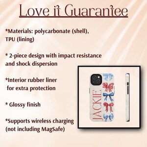 Puede incluir: Funda de tel&eacute;fono con dise&ntilde;o de m&aacute;rmol blanco y el nombre "JACKIE" en letras rojas. La funda presenta un patr&oacute;n de lazos azules y rojos. El texto "Love it Guarantee" est&aacute; en la parte superior de la imagen.
