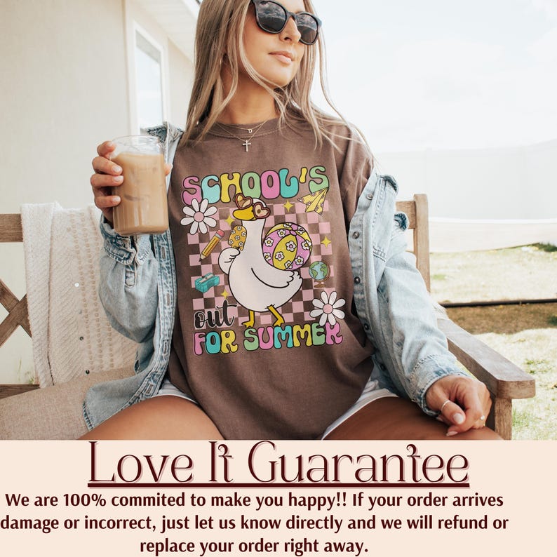 Pu&ograve; includere: T-shirt marrone con grafica retr&ograve; che recita "SCHOOL'S OUT FOR SUMMER". Il design presenta un'oca dei cartoni animati con occhiali da sole, che tiene in mano un pallone da spiaggia. La maglietta ha un aspetto vintage.