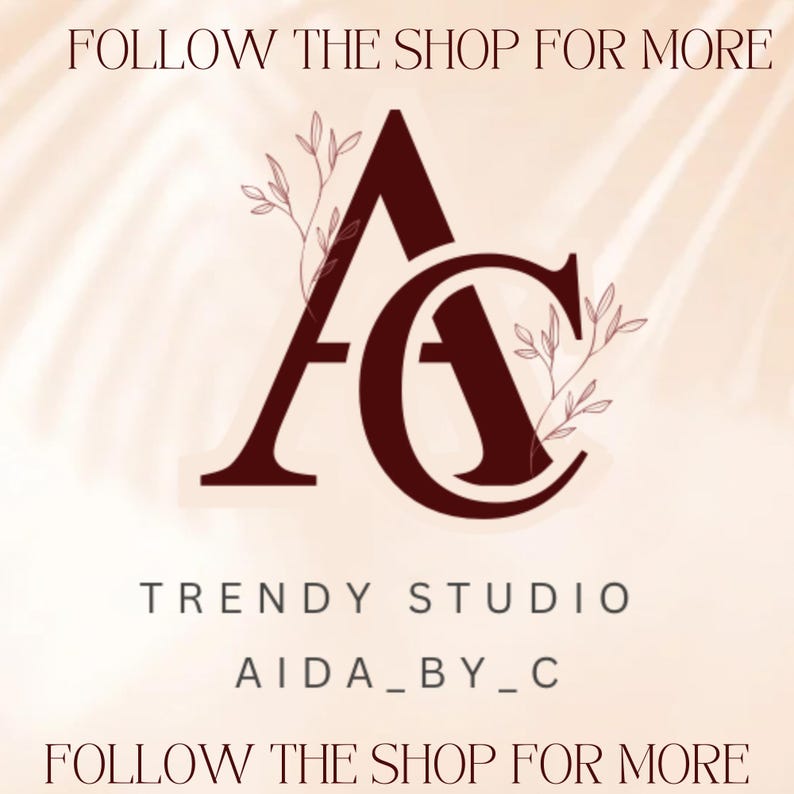 Puede incluir: Un logotipo para un estudio de moda llamado "Aida_By_C" con las letras "A" y "C" entrelazadas. El logotipo es de color granate con un dise&ntilde;o floral en rosa. El texto "FOLLOW THE SHOP FOR MORE" aparece dos veces en la imagen.