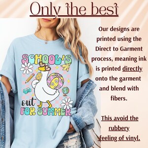 Pu&ograve; includere: T-shirt azzurra con la scritta "SCHOOL'S OUT FOR SUMMER" e un'anatra dei cartoni animati con un pallone da spiaggia. La maglietta presenta anche fiori, una matita, un aeroplano di carta e un mappamondo. Il testo "Only the best" &egrave; in alto.