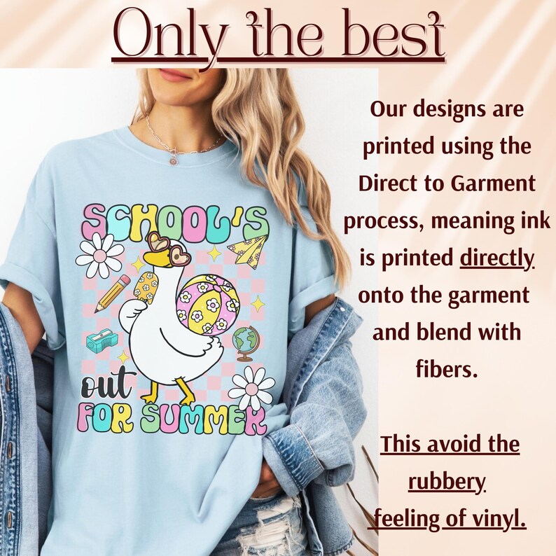 Pu&ograve; includere: T-shirt azzurra con la scritta "SCHOOL'S OUT FOR SUMMER" e un'anatra dei cartoni animati con un pallone da spiaggia. La maglietta presenta anche fiori, una matita, un aeroplano di carta e un mappamondo. Il testo "Only the best" &egrave; in alto.