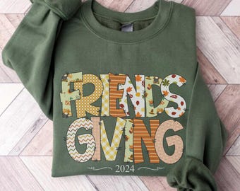 Puede incluir: Sudadera verde con un diseño de patchwork que dice "Friendsgiving 2024".