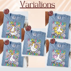 Pu&ograve; includere: Diverse magliette azzurre con la scritta "SCHOOL'S OUT FOR SUMMER" e un'oca dei cartoni animati con gli occhiali da sole. L'oca &egrave; circondata da fiori, matite e un mappamondo. Ogni maglietta ha un design diverso.