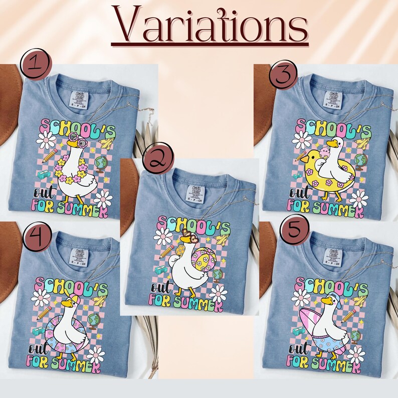 Pu&ograve; includere: Diverse magliette azzurre con la scritta "SCHOOL'S OUT FOR SUMMER" e un'oca dei cartoni animati con gli occhiali da sole. L'oca &egrave; circondata da fiori, matite e un mappamondo. Ogni maglietta ha un design diverso.