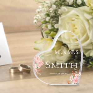 Blocco acrilico a forma di cuore personalizzato, piatto acrilico personalizzato Mr & Mrs, supporto acrilico a forma di cuore, regalo di anniversario di matrimonio per coppia di mogli