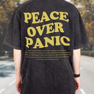 Camiseta Peace Over Panic, camiseta vintage con letras de la calle lavadas, camiseta cristiana, camiseta unisex Faith, camiseta retro Peace, camiseta con cita