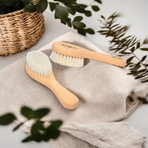 Spazzola per capelli personalizzata per neonati - Spazzola per capelli con fiore inciso - Spazzola morbida in lana con manico personalizzato - Spazzola per capelli in legno - Regalo per neonati - Bambina - Bambino