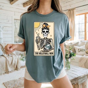 Camiseta de mamá de voleibol, camiseta de la carta del tarot de mamá de voleibol Comfort Colors®, camiseta de mamá de voleibol con esqueleto, regalo de Halloween para el Día de la Madre Voleibol