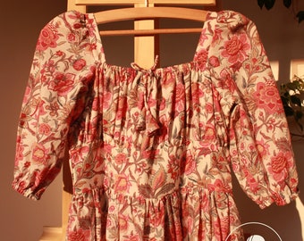 Robe froncée au genou avec imprimé floral rose