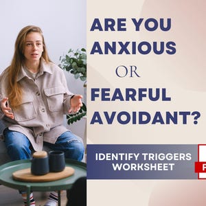 Könnte beinhalten: Eine Person in einer beigen Jacke und blauen Jeans sitzt in einem Raum mit einem Tisch. Der Text auf dem Bild lautet: „SIND SIE ÄNGSTLICH ODER ÄNGSTLICH VERMEIDEND? IDENTIFIZIEREN SIE AUSLÖSER ARBEITSBLATT PDF“.