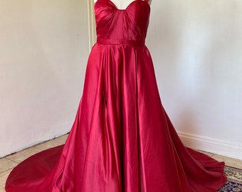 Kleid Carol – schulterfreies, drapiertes Satin-Ballkleid, Hochzeits- und Ballkleid. Maßgeschneidertes Korsettkleid