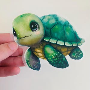 Op de afbeelding: Een groene en blauwe cartoon schildpad met grote ogen en een schild met een textuurpatroon. De schildpad zwemt in het water.