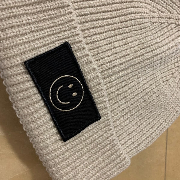Beanie Mütze mit Smiley bestickt in Grau / Beige / für Männer & Frauen Unisex