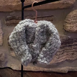 Shades of Greige Mini Cardigan Ornament – Handgemachter Häkelschmuck