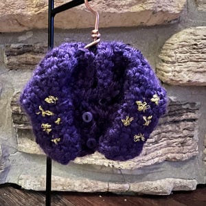 Lila Minijacke mit Ornament und goldenen Sternen – Handgefertigte Häkelarbeit