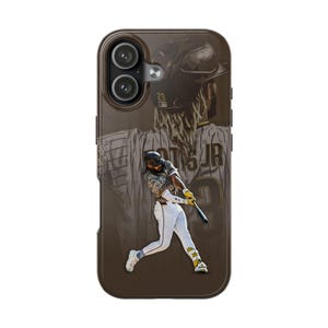 Pode incluir: Uma capa de telefone castanha com um jogador de beisebol a bater na bola. O design inclui uma imagem desbotada de um jogador de beisebol com uniforme. A capa tem um recorte para câmara dupla e uma borda castanha escura.