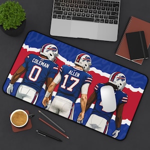 Puede incluir: Alfombrilla de escritorio rectangular con tres jugadores de fútbol americano con camisetas azules y cascos blancos. La alfombrilla tiene un fondo rojo y azul. El texto "COLEMAN" y el número "0", y "ALLEN" y el número "17" son visibles.