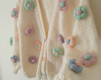 Handgemachte Blumenfrauen-Strickjacke, Gänseblümchen-Strickjacke, Geschenk, Strickjacke für Frauen, bunte Blumen