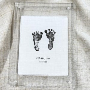 Tapisserie empreinte de pas de bébé en lin personnalisée, faire-part de naissance personnalisé, art mural pour chambre d'enfant