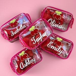 Sie ist Die Kirsche an der Spitze Junggesellinnenabschied Favor Spa Essentials Mädchen Wochenendreise Party Geschenk Benutzerdefinierter Name Kosmetiktasche Pyjama-Party Rosa