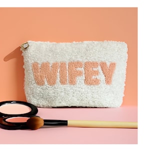 &quot;Teddy &quot;&quot;Wifey&quot;&quot; Kosmetiktasche Brautdusche Geschenk Flitterwochen Essentials Beutel Hochzeitsgeschenk für Braut Verlobungsgeschenk Neue Frau Geschenk Reisebeutel.&quot;