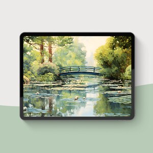 Op de afbeelding: Een schilderij van een rustige vijver met waterlelies en een kleine houten brug. Het water is lichtblauw en de waterlelies zijn groen. De brug is in een donkerblauwe kleur geschilderd. De bomen rondom de vijver zijn groen en weelderig.
