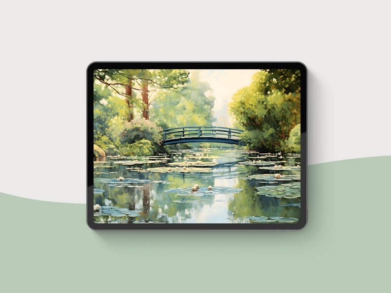 Op de afbeelding: Een schilderij van een rustige vijver met waterlelies en een kleine houten brug. Het water is lichtblauw en de waterlelies zijn groen. De brug is in een donkerblauwe kleur geschilderd. De bomen rondom de vijver zijn groen en weelderig.