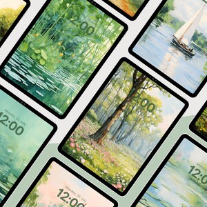 Op de afbeelding: Een verzameling digitale tablet-mockups die verschillende natuurthema-achtergronden weergeven met een digitale klok die de tijd 12:00 en 14:00 weergeeft. De achtergronden omvatten een ​​meer met waterlelies, een bos met bloemen en een meer met een zeilboot.