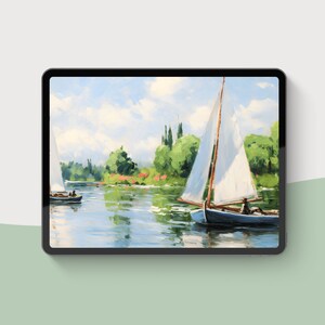 Op de afbeelding: Een schilderij van een zeilboot op een meer, met groene bomen en een blauwe lucht met witte wolken. Er is nog een zeilboot in de verte te zien.