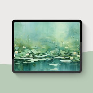 Op de afbeelding: Een schilderij van een vijver met waterlelies en witte waterlelies. Het water is lichtblauwgroen en de waterlelies zijn donkergroen. De achtergrond is zacht, mistig groen.