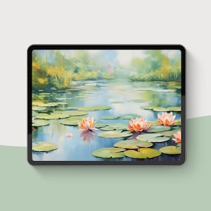 Op de afbeelding: Een schilderij van een vijver met waterlelies en roze waterlelies. Het water is lichtblauw en de waterlelies zijn groen. De achtergrond is zacht groen en blauw.